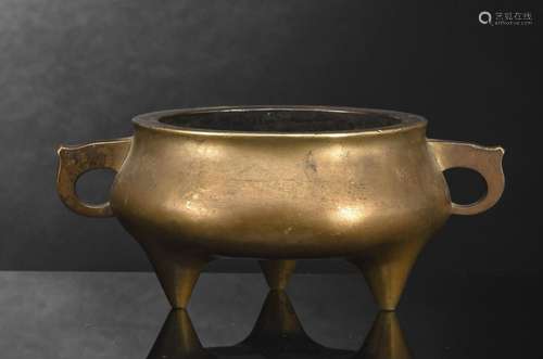 A WELL-CAST BRONZE TRIPOD CENSER WITH HANDLES