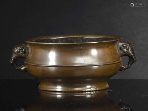 A FINE BRONZE CENSER WITH ELEPHANT HANDLES