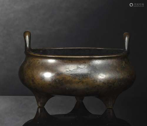 A GOOD BRONZE TRIPOD CENSER WITH TWO HANDLES