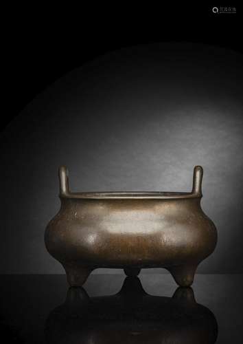 A FINE BRONZE TRIPOD 'SHAOGU' CENSER WITH TWO HAND...