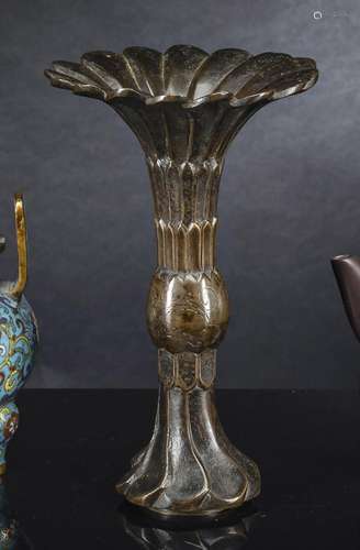 AN UNUSUAL CHRYSANTHEMUM-SHAPED BRONZE FLOWER VASE WITH INCI...