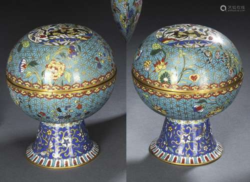 A PAIR OF UNUSUAL FOOTED CLOISONNÉ ENAMEL BOXES AND COVERS