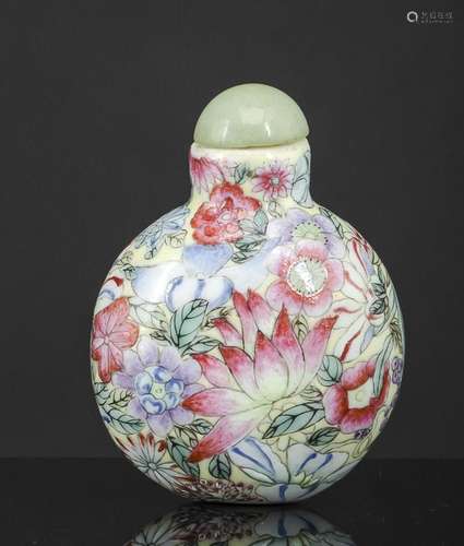 PORCELAIN SNUFFBOTTLE WITH FLOWERS OF THE FOUR SEASONS ON LI...