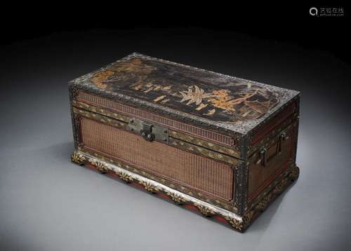 A WOOD AND LACQUER BOX AND COVER WITH WOVEN SIDES AND GILT-L...