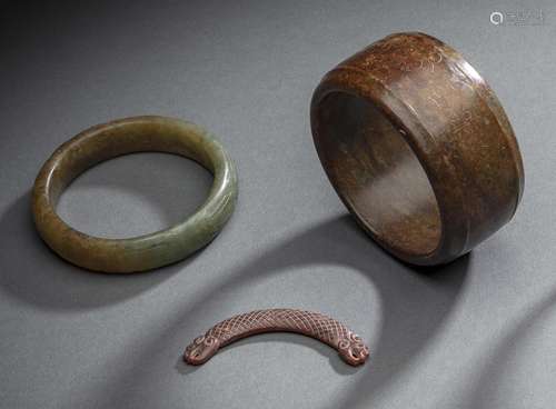 A CARVED JADE BANGLES AND A CRESCENT-SHAPED JADE PENDANT