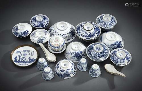 A GROUP OF 25 PORCELAINS WITH COVERED BOWLS, DISHES, CUPS AN...