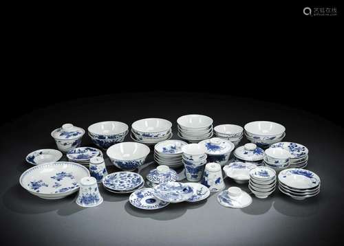 A LARGE GROUP OF BLUE AND WHITE PORCELAIN WITH BOWLS AND CAV...