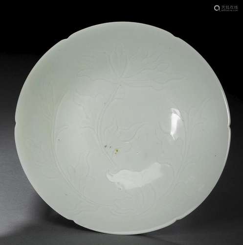 A BLOSSOM-SHAPED ENGRAVED QINGBAI BOWL