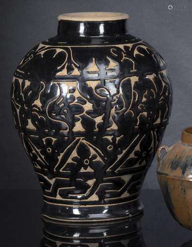 A BROWN-GLAZED CIZHOU SCRAFFIATO VASE