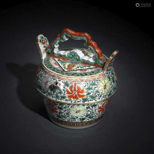 A LARGE WUCAI PORCELAIN LOTUS WINE EWER