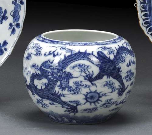 AN APPLE-SHAPED BLUE AND WHITE DRAGON AND PHOENIX CACHEPOT