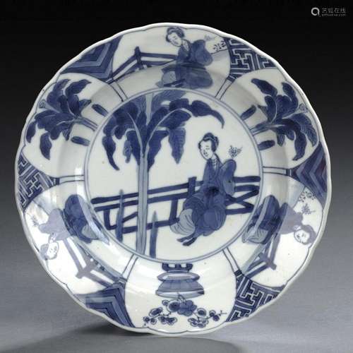 A SMALL FOLIATE-RIMMED BLUE AND WHITE DISH