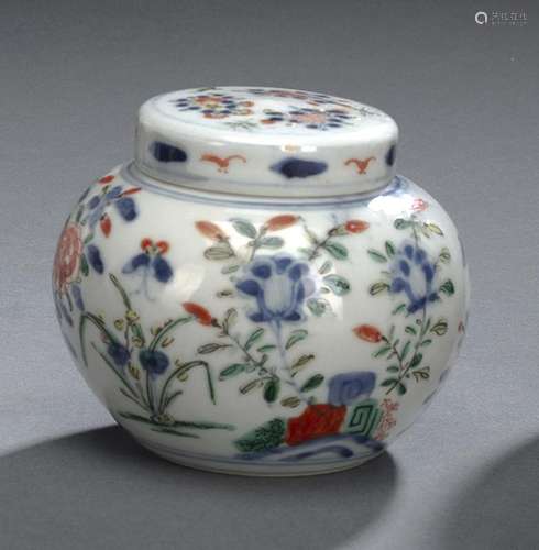 A WUCAI PORCELAIN JAR AND COVER