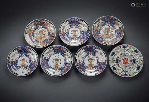 A GROUP OF SIX IMARI DECDORATED PORCELAIN DISHES AND A FAMIL...