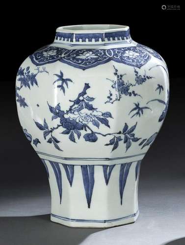 A BLUE AND WHITE OCTAGONAL JAR WITH FLOWER BRANCHES