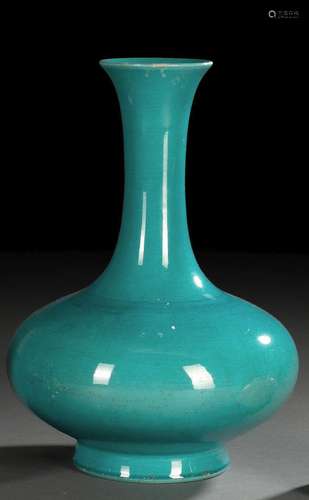 A TURQUOISE-GLAZED PORCELAIN BOTTLE VASE