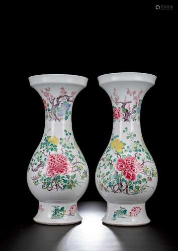 A FINE AND LARGE PAIR OF FAMILLE ROSE PORCELAIN VASES