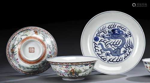 A PAIR OF FAMILLE ROSE BOWLS, A BLUE AND WHITE DRAGON DISH A...