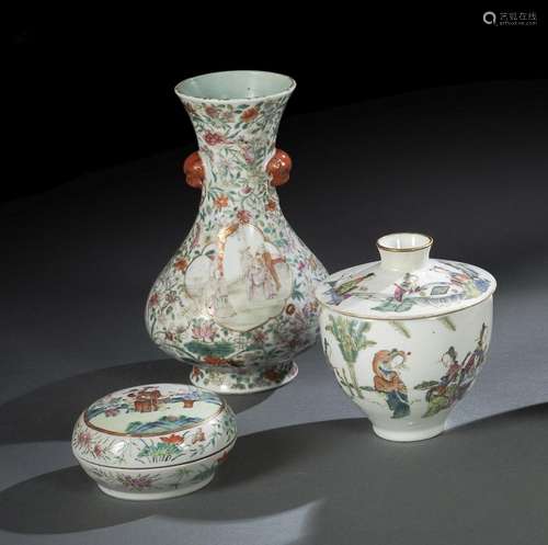 THREE POLYCHROME DECORATED PORCELAINS WITH A VASE, A BOX AND...