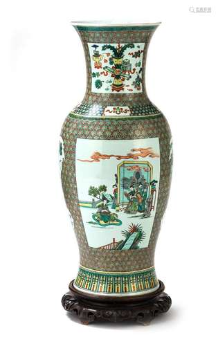 A LARGE FAMILLE VERTE PORCELAIN VASE ON CARVED WOOD STAND