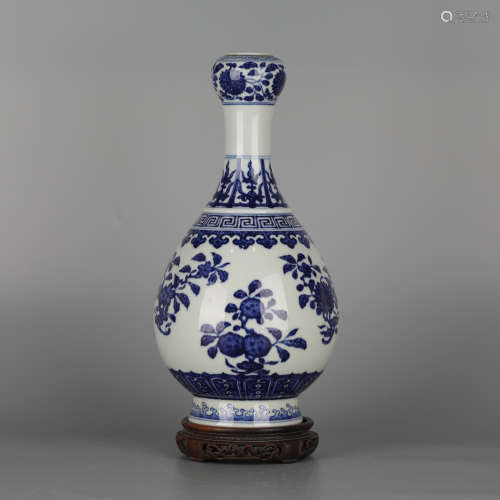 Chinese blue and white porcelain garlic vase, Qianlong