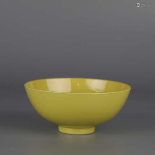 Chinese yellow-glazed blue and white bowl, Qianlong