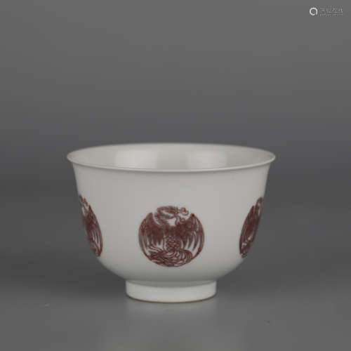 A blue and white glaze cup with a red phoenix pattern, Kangx...