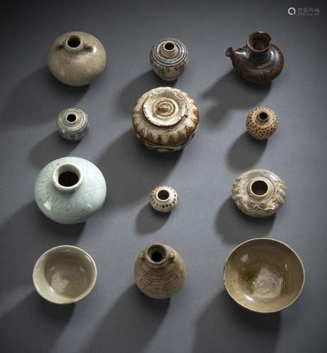 A GROUP OF TWELVE CERAMICS WITH BOWLS, BOXES AND COVERS AND ...