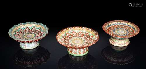 THREE LARGE BENCHARONG STEM DISHES WITH FLORAL PATTERNS