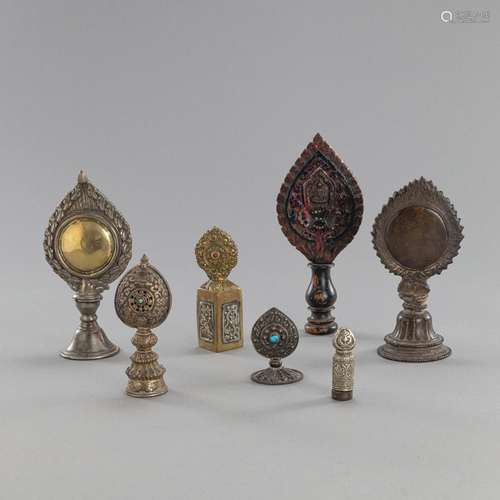 A GROUP OF FIVE METAL RESP. WOOD ALTAR EMBLEMS AND TWO SEALS