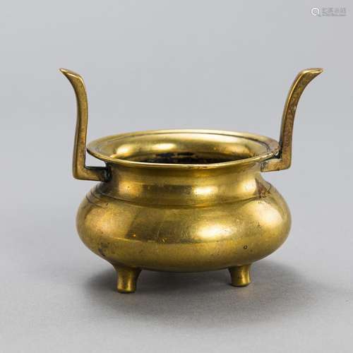 A SMALL HANDLED BRONZE TRIPOD CENSER