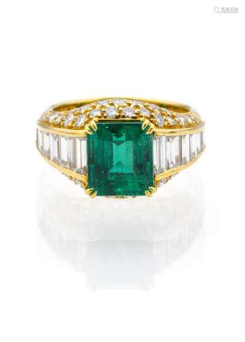 AN EMERALD AND DIAMOND RING.