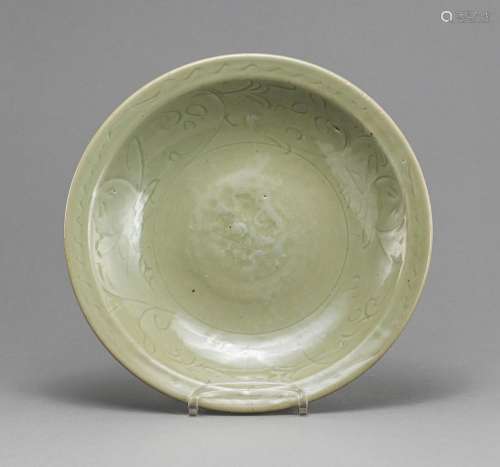 A LONGQUAN CELADON PLATE WITH FLOWER DECORATION