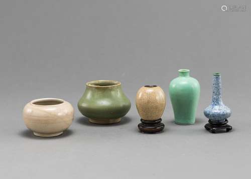 A GROUP OF FIVE MINIATURE VASES OR POTS, TWO WITH WOOD STAND...