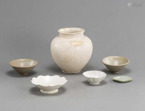 A GROUP OF SIX BOWLS AND A JAR, PARTLY WITH CELADON GLAZES