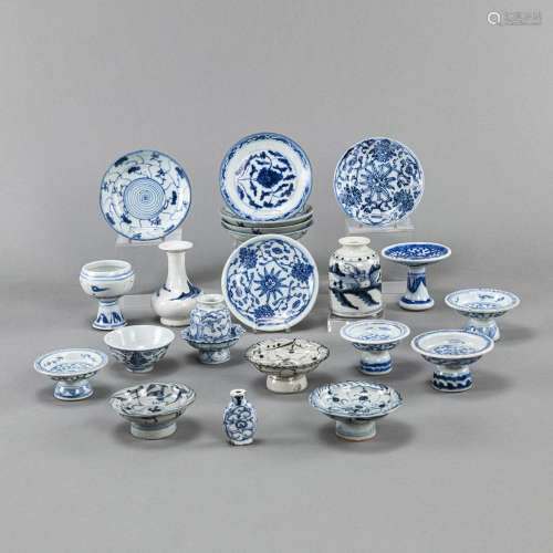 A GROUP OF BLUE AND WHITE PORCELAIN DISHES AND STEMBOWLS