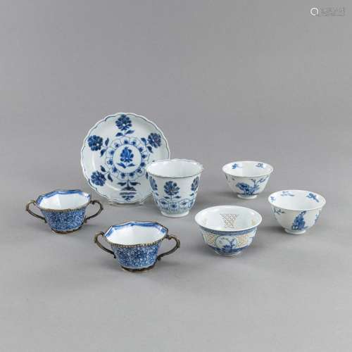 A GROUP OF BLUE AND WHITE PORCELAIN BOWLS