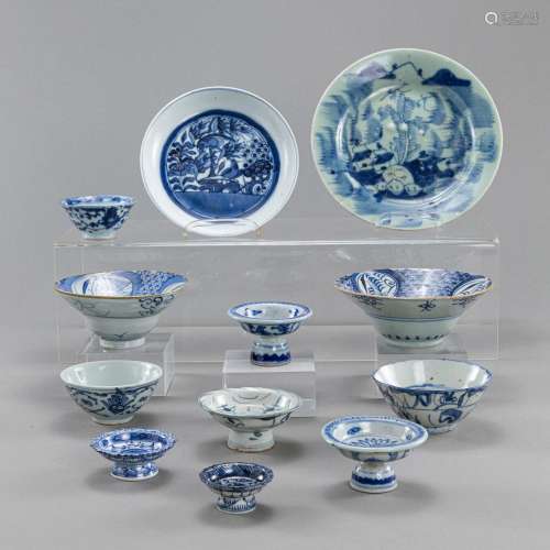 A GROUP OF TWELVE BLUE AND WHITE FLORAL DISHES AND STEMBOWLS