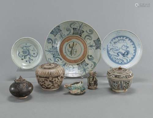 A GROUP OF EIGHT PORCELAIN PLATES AND CERAMIC VESSELS