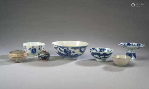 A GROUP OF SEVEN BLUE AND WHITE DECORATED PORCELAINS