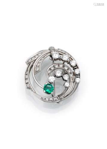AN EMERALD AND DIAMOND ROUND BROOCH (OR PENDANT)