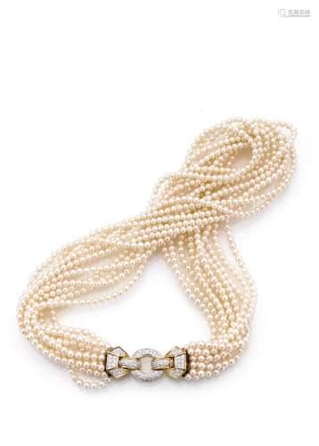 A FINE PEARL NECKLACE WITH DIAMOND CLASP