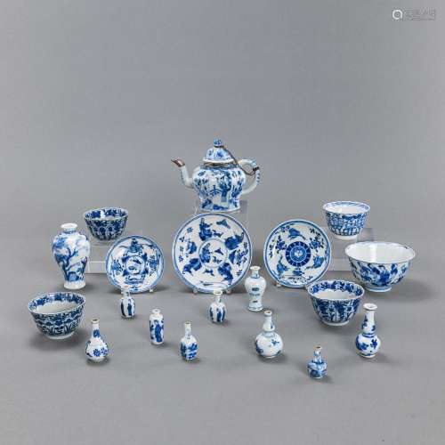 A GROUP OF 19 BLUE AND WHITE PORCELAIN PIECES, E.G. AN EIGHT...