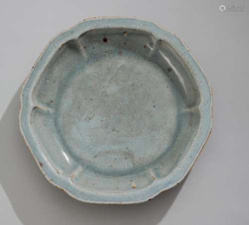 LARGE AND HEAVY FLOWER-SHAPED PLATE WITH A BLUISH-GRAY GLAZE