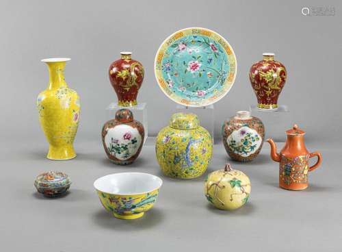 A GROUP OF VARIOUS POLYCHROME PORCELAIN VESSELS