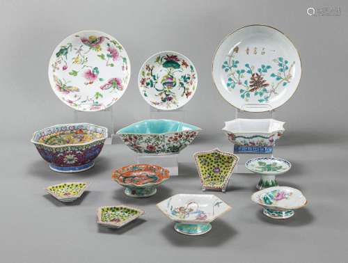A GROUP OF 13 'FAMILLE ROSE' PORCELAIN DISHES