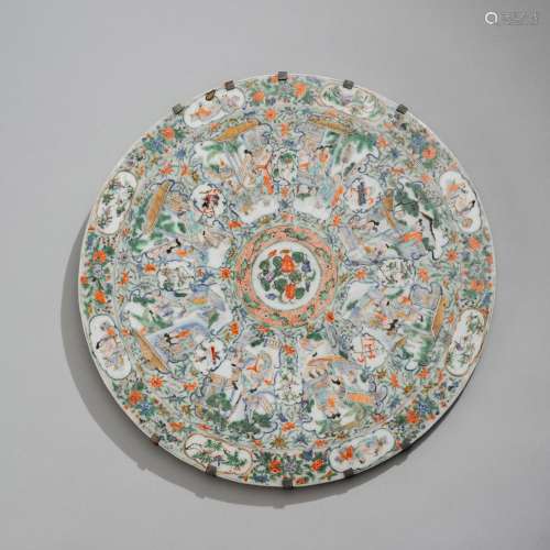 LARGE 'FAMILLE VERTE' ROUND PLATE WITH FIGURATIVE ...
