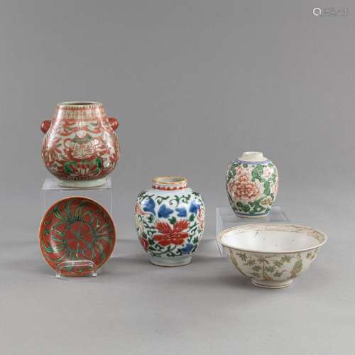 THREE PORCELAIN VASES AND TWO BOWLS