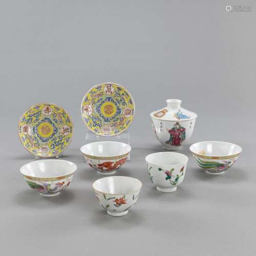 A GROUP OF POLYCHROME DRAGON AND PHOENIX BOWLS, SAUCERS, AND...