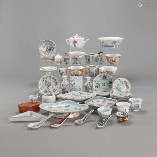 A LARGE GROUP OF 'FAMILLE ROSE' PORCELAIN DISHES, ...